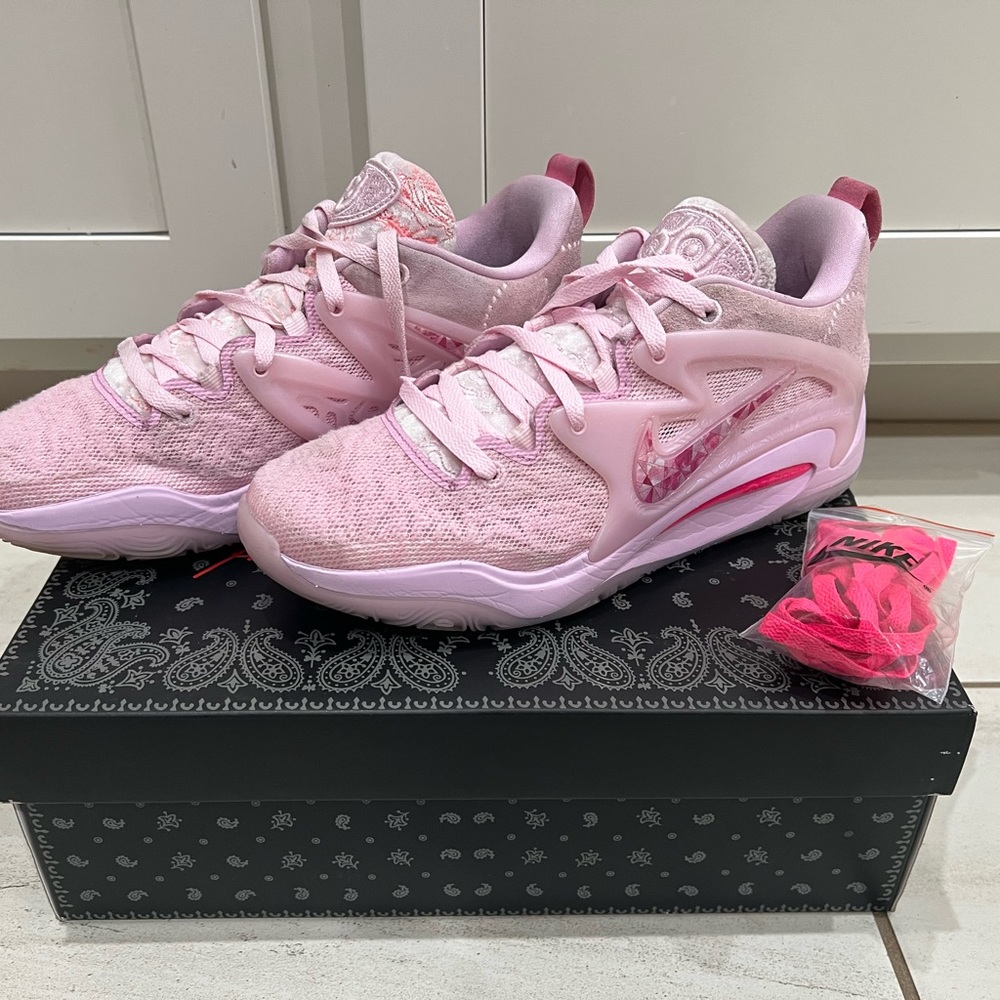 KD 15 “Aunt Pearl” Limited Edition.  Worn twice. No longer avail retail.